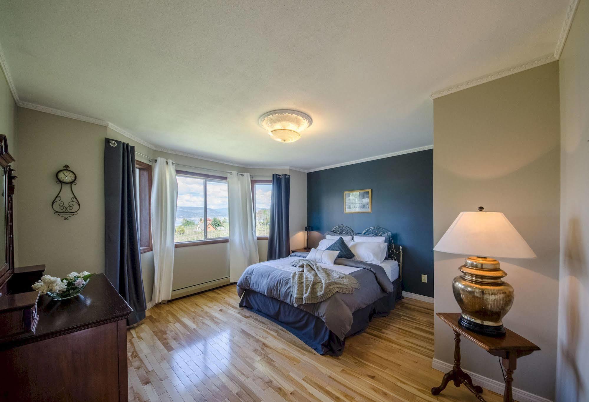 Ok Whistle Stop Bed & Breakfast Пентиктон Экстерьер фото