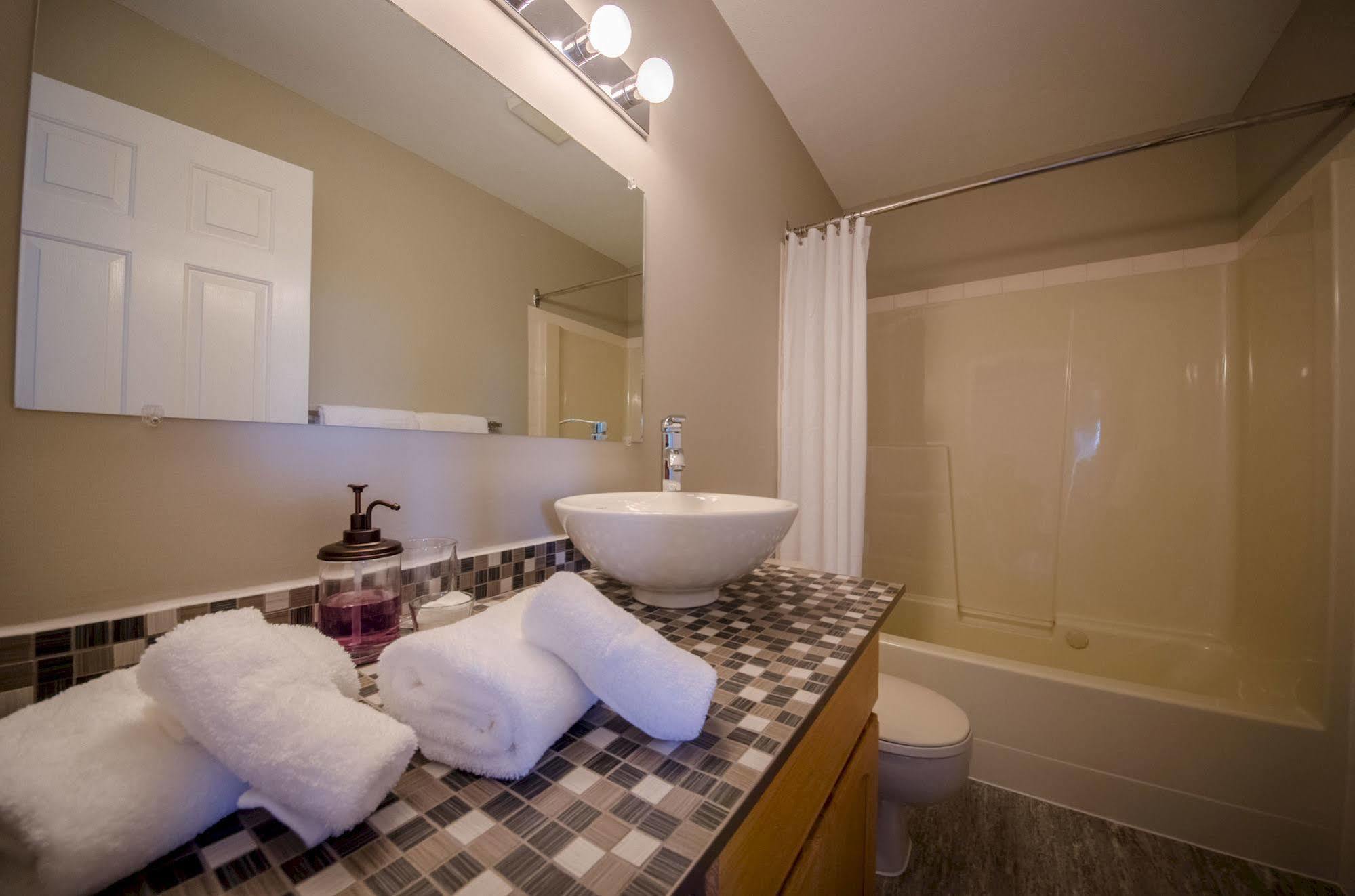 Ok Whistle Stop Bed & Breakfast Пентиктон Экстерьер фото
