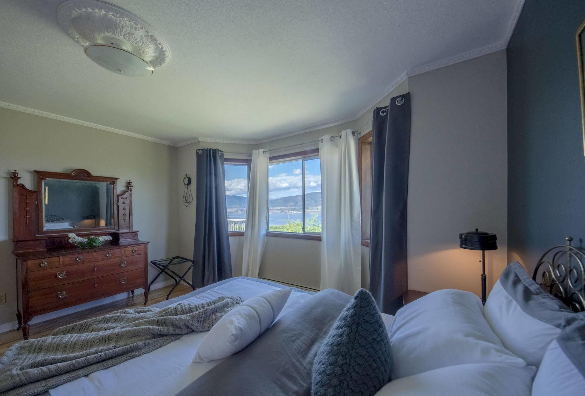 Ok Whistle Stop Bed & Breakfast Пентиктон Экстерьер фото